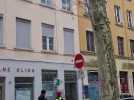 Une douzaine de personnes évacuées d'un immeuble, à l'angle des rues de Belfort et Chariot-d'Or à Lyon, après qu'une poutre s'est fissurée.