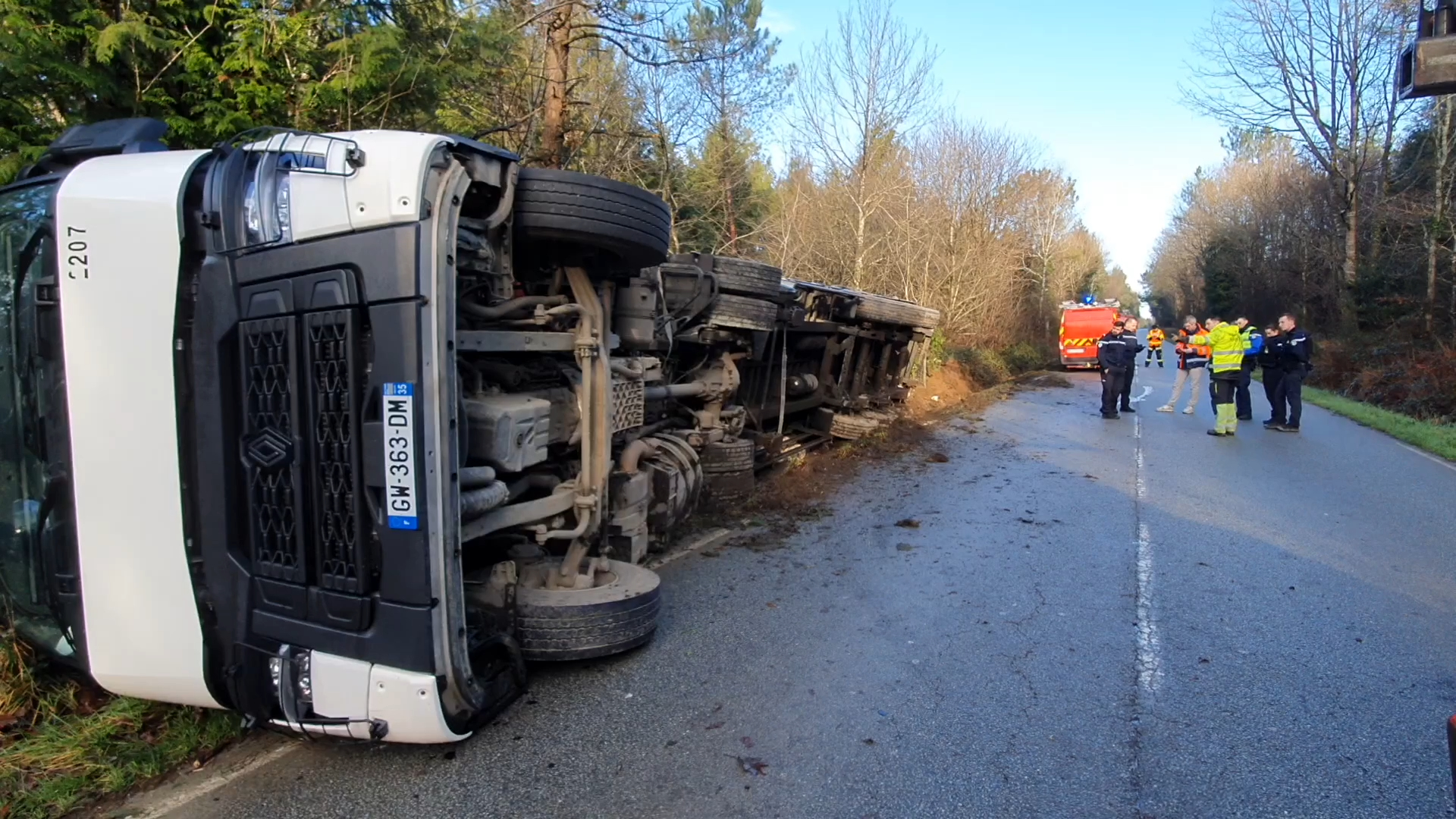 Spectaculaire accident à Cast : un poids lourd de 44 tonnes transportant 9 000 poulets couché sur le bas-côté [Vidéo]