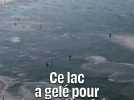 Des Hongrois patinent sur un lac gelé pour la première fois depuis dix ans