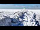 VIDÉO. Tempête hivernale : la glace s'accumule sur les rives du lac Michigan
