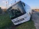 Un bus avec des enfants termine sa route dans un fossé