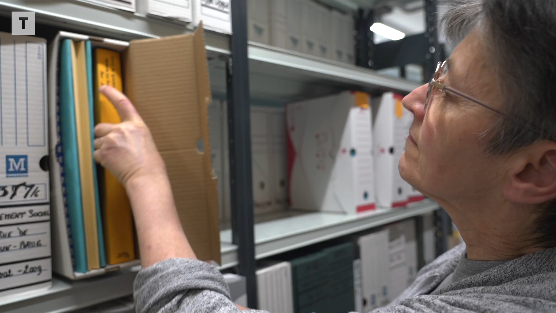 « Je brasse de l'humanité, ce n'est pas que du papier » : l'archiviste itinérante Nathalie Calvez-Duigou préserve la mémoire du Finistère [Vidéo]
