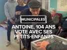 Antoine 104 ans, vote avec son arrière petit-fils