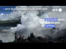 La Réunion: la lave du Piton de la Fournaise atteint l'océan, les curieux affluent