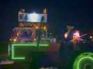 VIDÉO : À Isigny-le-Buat, un défilé de tracteurs illuminés pour lancer l'esprit de Noël