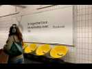 VIDÉO. Affiches énigmatiques dans le métro à Paris : un collier IA qui veut devenir notre ami ?
