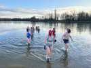VIDÉO. Après avoir brisé la glace, ils se baignent dans un lac gelé : "Ça brûle, ça pique, mais c'est bon !"