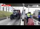 VIDÉO. Les agriculteurs du Calvados et de l'Eure ont passé le péage du pont de Normandie, direction le port du Havre