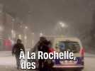 À la Rochelle, des policiers pris en flagrant délit de bataille de boules de neige avec des passants