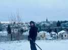 Dans le quartier Sainte-Croix de Josselin, Joséphine s'éclate à skis !