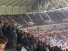 Cohabitation insolite au stade Pierre-Mauroy entre les journalistes et les supporters.