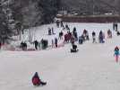 La neige a attiré du monde à La Baraque de Fraiture, en ce dernier jour des vacances de Noël.