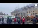 VIDÉO. À Saint-Lô, les agriculteurs jette paille et papier devant la préfecture de la Manche