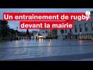 VIDEO - Faute de terrain, les jeunes rugbymen s'entraînent devant la Mairie de Lorient