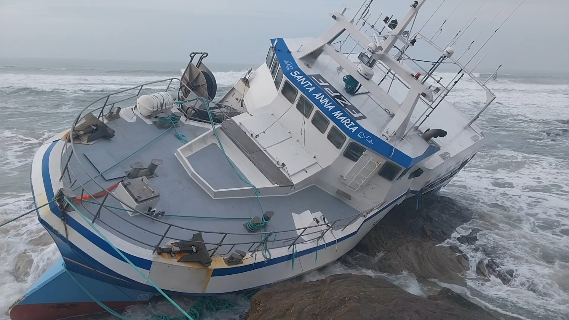 Le fileyeur lorientais Santa Anna Maria s’est échoué aux Sables-d’Olonne à cause d’un filet pris dans son hélice