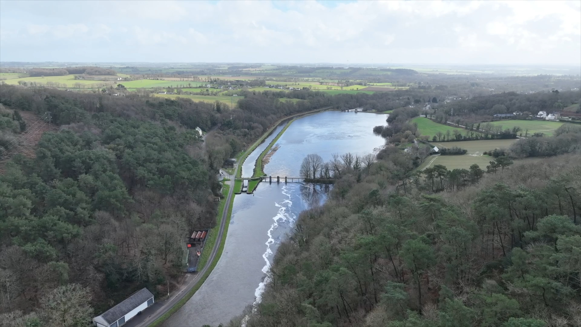 « On a stocké une piscine olympique toutes les deux minutes » : comment est gérée l’alerte crue au barrage hydroélectrique de Guerlédan ? [Vidéo]