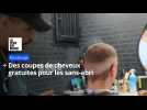 Un coiffeur offre des coupes de cheveux aux SDF