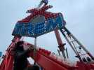 VIDÉO. On a participé au montage de l'Xtrême, un manège de 45 tonnes à la fête foraine de Lannion