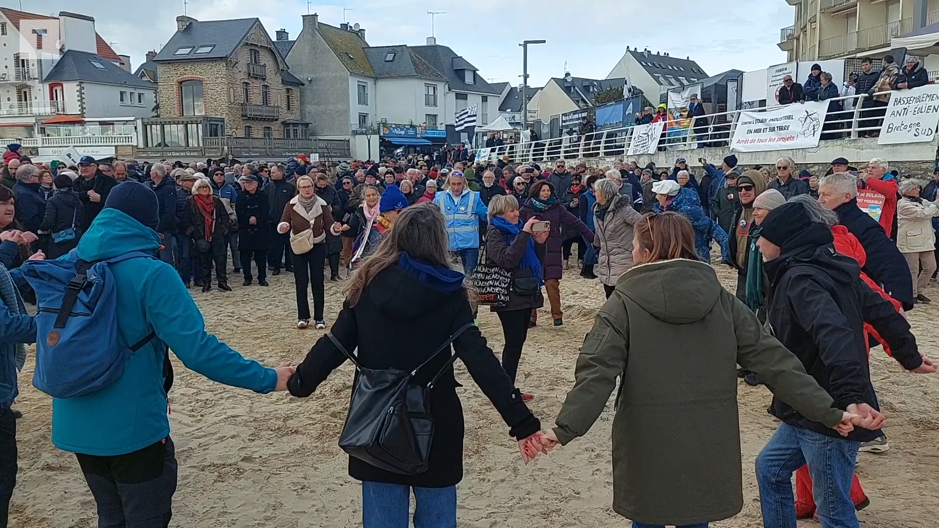 Plus de 1 500 manifestants à Quiberon contre le parc éolien de Bretagne Sud [Vidéo]