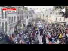 VIDÉO. Carnaval de Granville : la foule vue depuis le char des pauvres, la rue Couraye déjà noire de monde