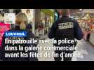 Patrouille de police dans un centre commercial à l'approche des fêtes de fin d'année
