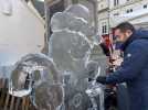 VIDÉO. Ce bloc de glace de 300 kg se transforme en bonhomme de pain d'épices à La Flèche