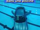 Une voiture tombe dans une piscine