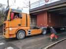 Un camion coincé sous un pont SNCF, son dépannage délicat