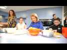 La reine Mathilde cuisine avec des enfants pour une association d'aide à la jeunesse