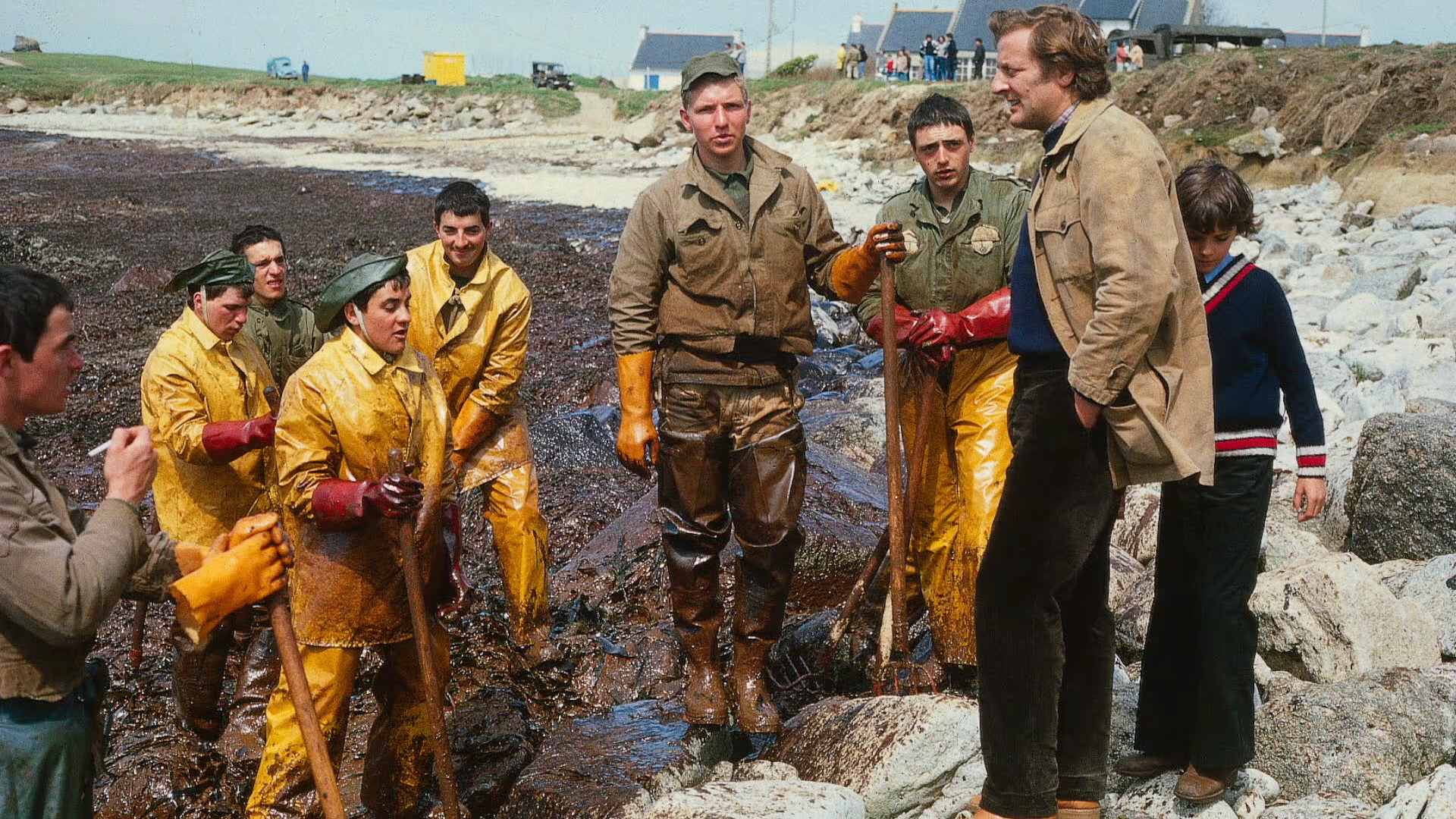 « On a ramassé du mazout et aussi des bizarreries » : aux premières loges lors de la marée noire de l'Amoco Cadiz, il y a 48 ans, ils livrent des souvenirs inédits [Vidéo]