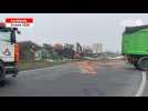 VIDÉO. Un camion espagnol transportant des brocolis se couche sur le rond-point de Ifs, près de Caen