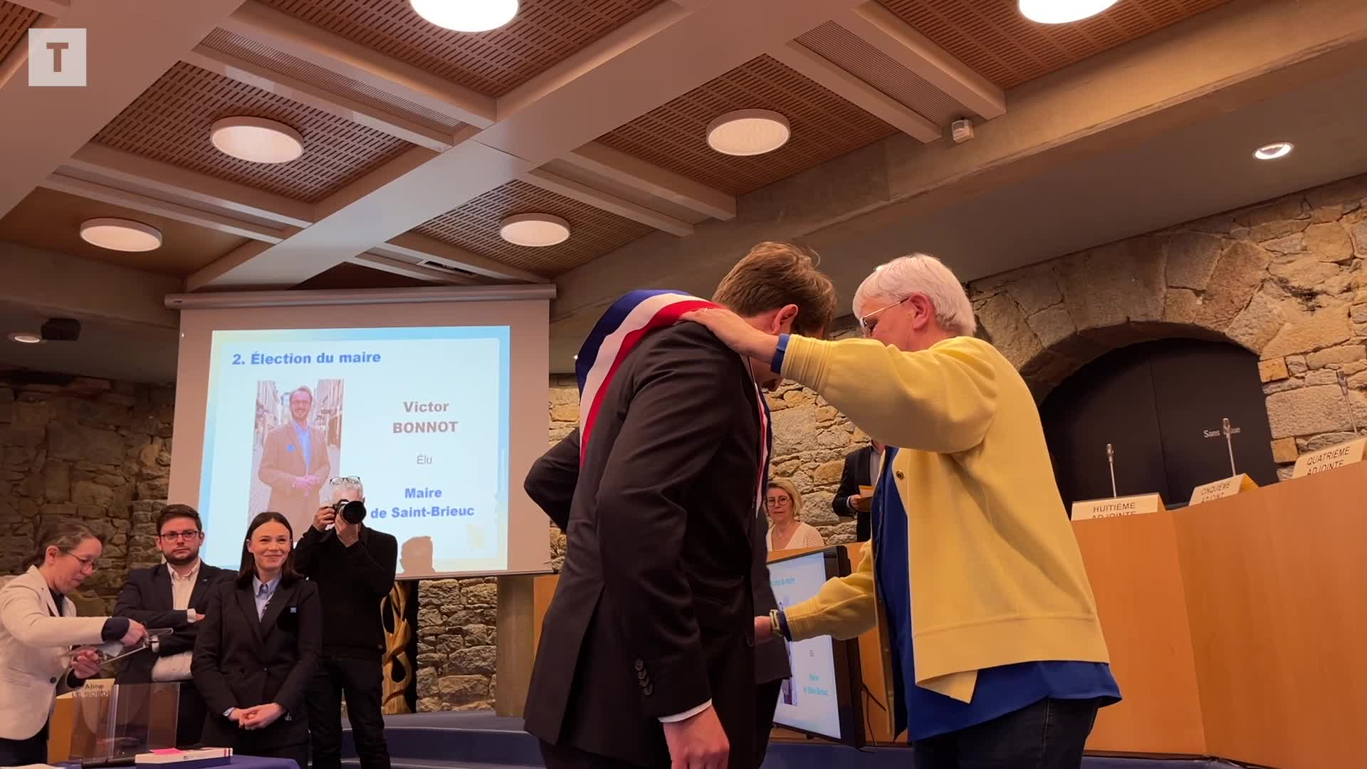 « Nous voilà entrés dans la maison briochine » : Victor Bonnot a été officiellement élu maire de Saint-Brieuc lors du conseil municipal d'installation [Vidéo]