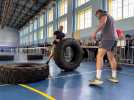 VIDÉO. Soulevé de pneus, rameur... ces sportifs unis dans l'effort dans un camp militaire en Sarthe
