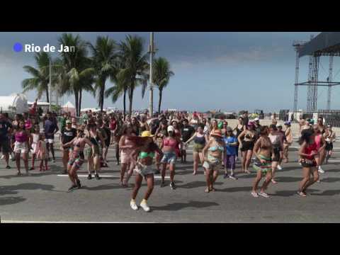 VIDEO : A Rio, des fans de Shakira s'�chauffe&hellip;