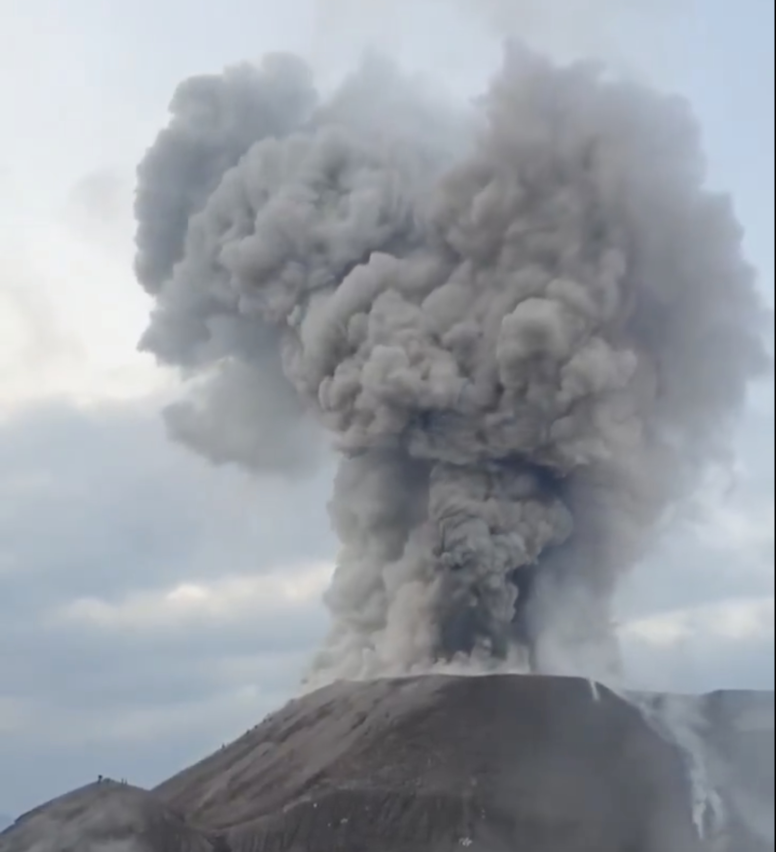 Au Guatemala, un volcan entre en éruption alors que des touristes escaladent son cratère