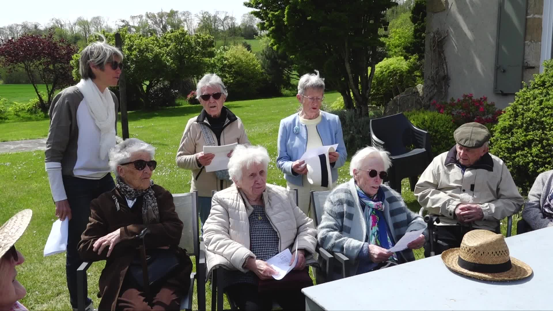 « Elles ont des idées pour nous mettre en valeur » : contre l’isolement, ces aides à domicile tissent du lien entre les anciens [Vidéo]