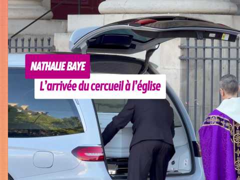VIDEO : L?arriv�e du cercueil � l?�glise de N&hellip;