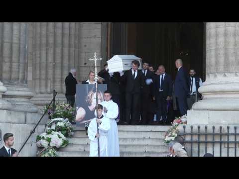 VIDEO : Fun�railles de Nathalie Baye�: l?�motion de sa fille Laura Smet, sur le parvis de l?�glise Saint-Sulpice