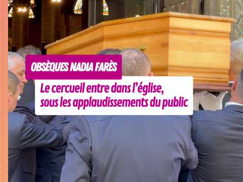 VIDEO : Le cercueil entre dans l?�glise Saint-Jean de Montmartre, sous les applaudissements du public et de la famille