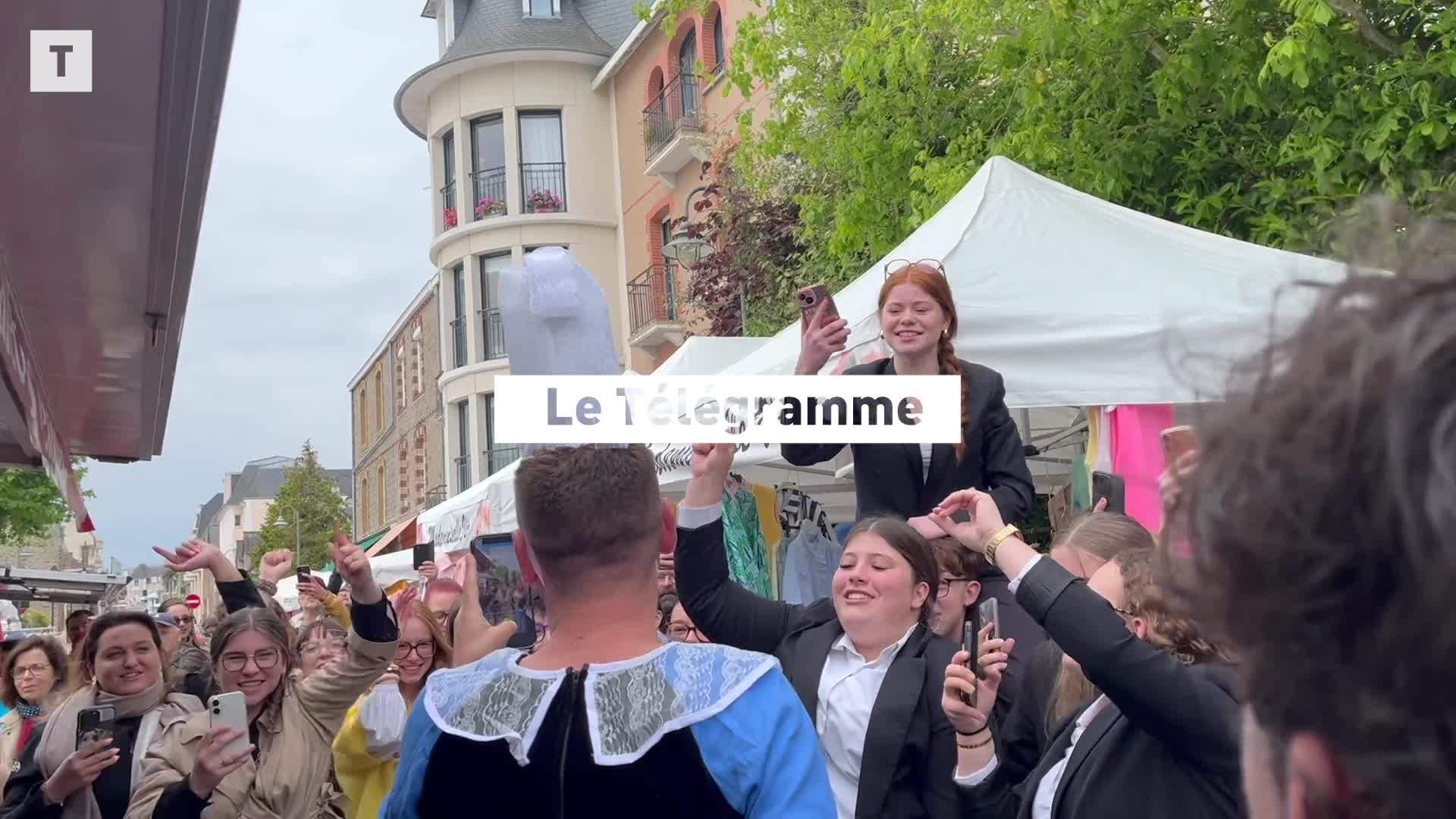 Déguisé en bigoudène, l’influenceur JeremStar crée l’hystérie sur ce marché de Bretagne [Vidéo]