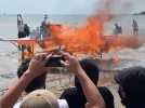 Vid�o VID�O. Une maquette g�ante du futur porte-avions France Libre a �t� br�l�e par les manifestants � Saint-Nazaire