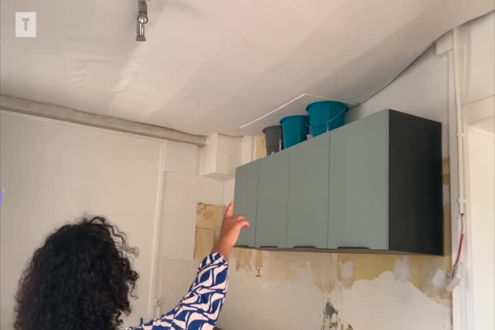 « Si le plafond tombe, c’est la fin » : elle vit un enfer depuis l’incendie de la maison de ses voisins [Vidéo]