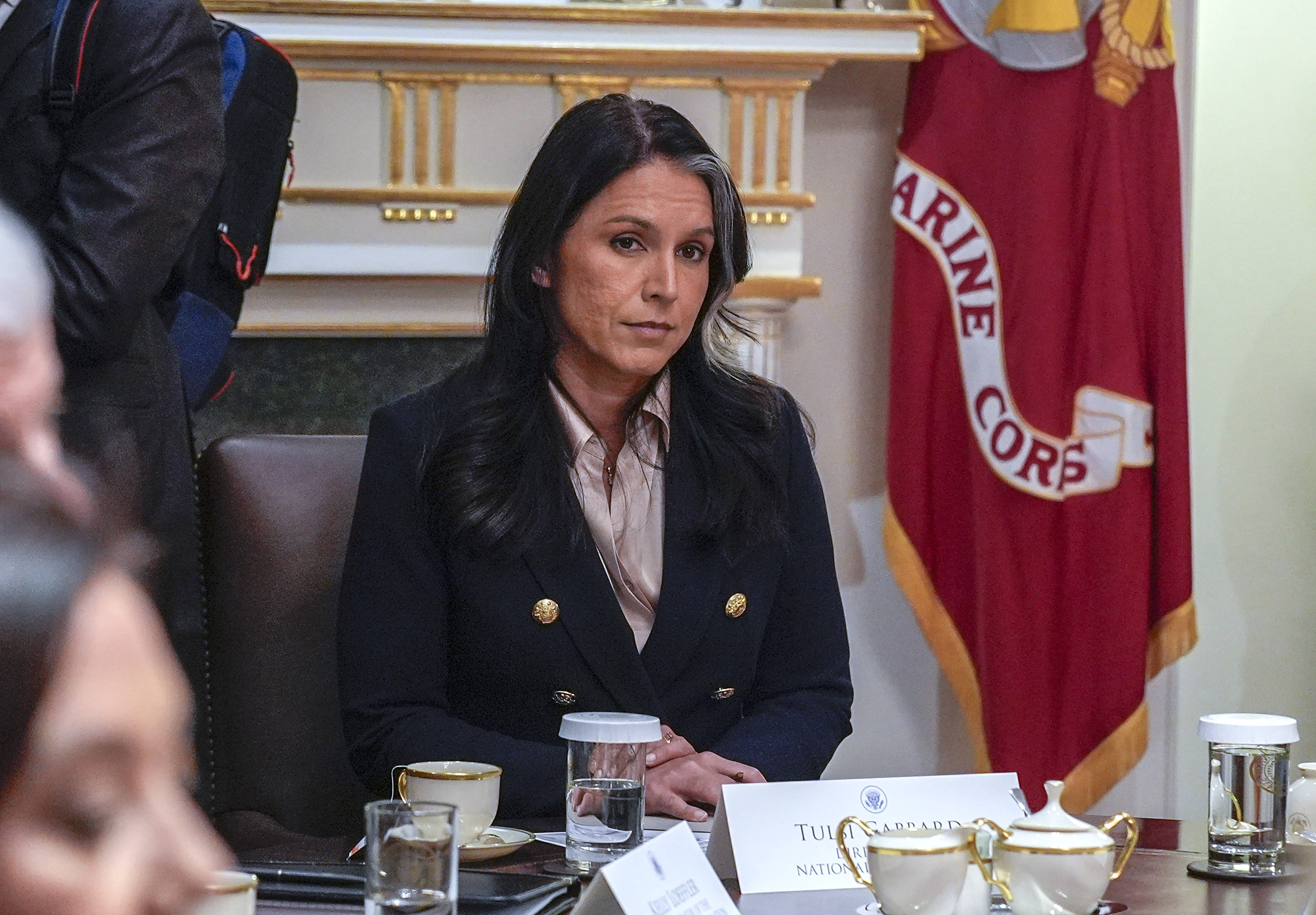 Aux États-Unis, l’ex-directrice du renseignement de Trump aurait été sous l’emprise d’une secte