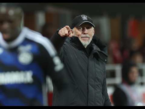 VIDEO : Les bleus observent une minute de silence � la m�moire d'Eric Roy