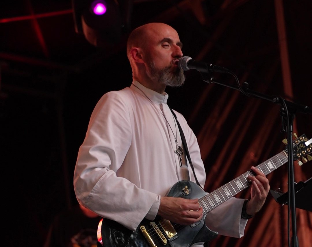Les Soutanes of Swing : quand la foi rencontre le rock à Strasbourg