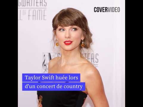 VIDEO : Taylor Swift hu�e lors d'un concert d&hellip;