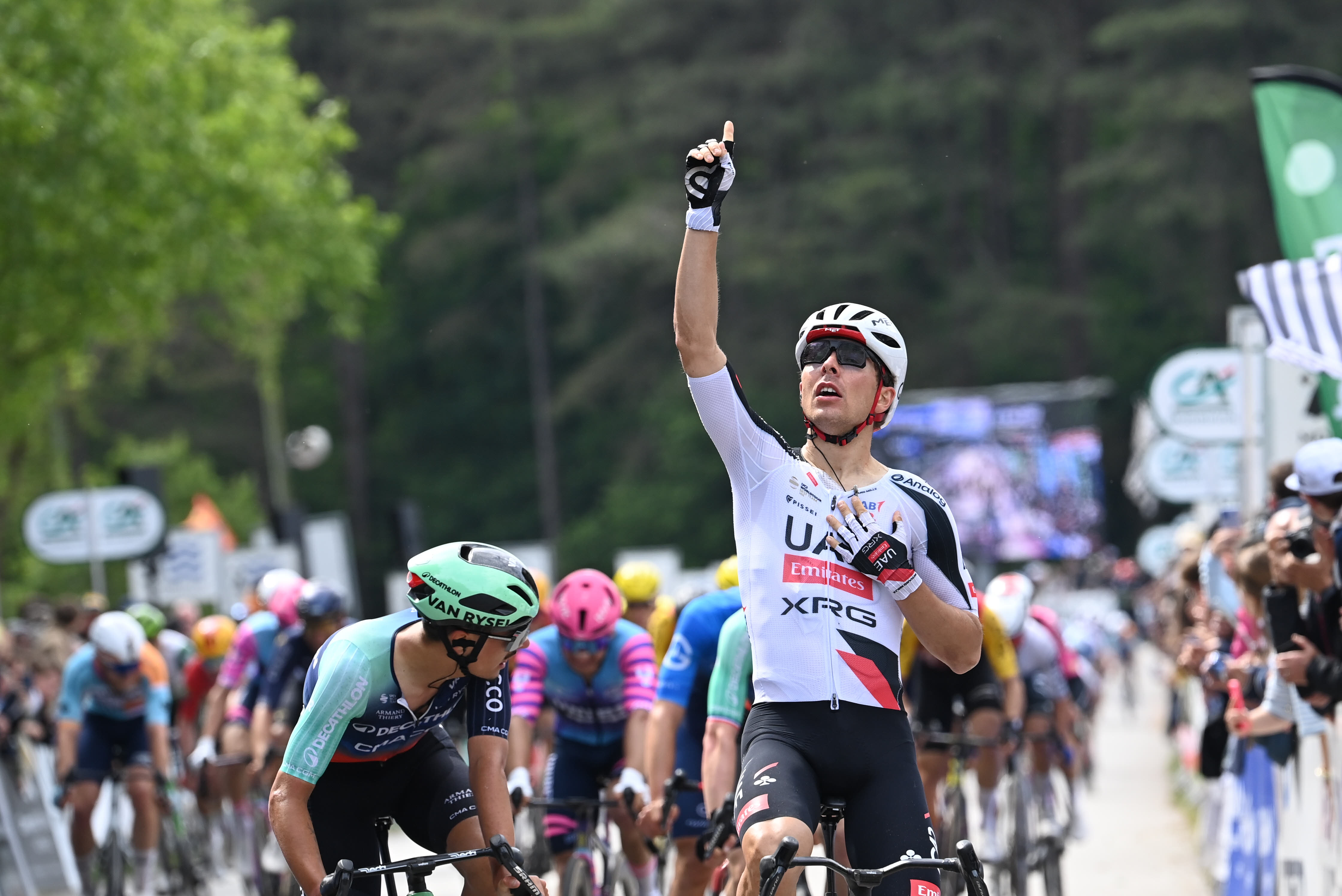 « Je ne pouvais pas me rasseoir avant la ligne » : Benoît Cosnefroy, une quatrième victoire en hommage à son grand-père sur le GP du Morbihan [Vidéo]