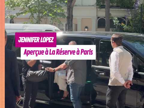VIDEO : Jennifer Lopez aper�ue dans une robe&hellip;