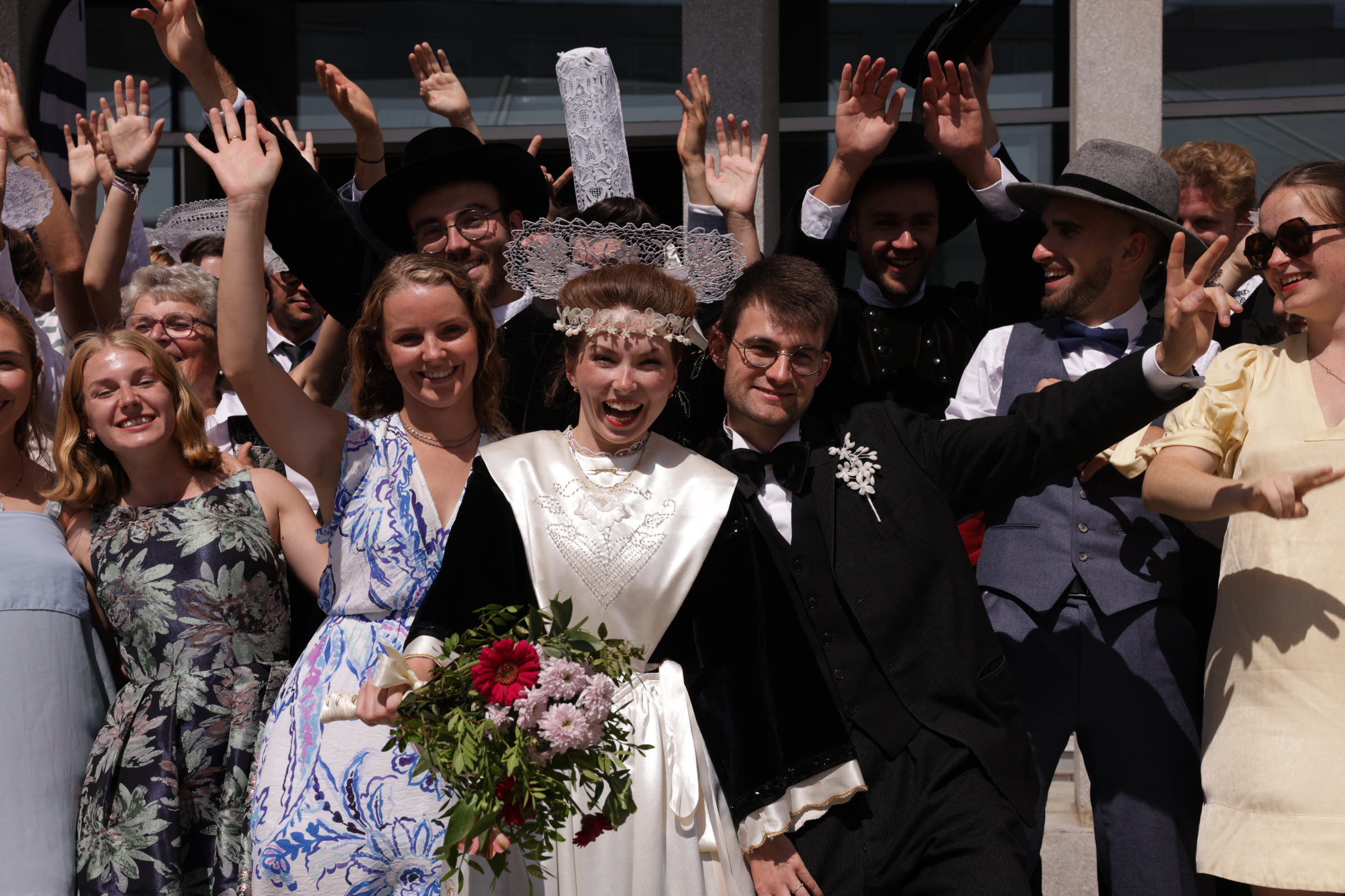 « C’est quoi ? Un spectacle dans la mairie ? » : ils se marient en costumes bretons en plein Festival Interceltique de Lorient [Vidéo]