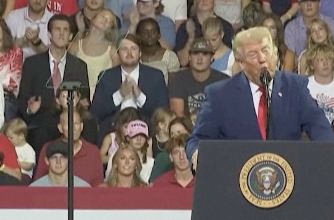 Un participant d'un meeting de Donald Trump l'imite en plein discours et lui vole la vedette